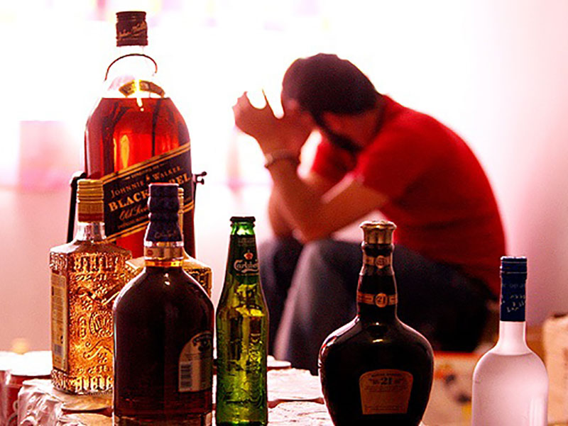 مشروبات الکلی و مضرات آنها در دوره ی رژیم و کاهش وزن